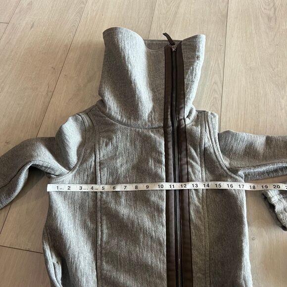 Lululemon Virasana Blanket Wrap in Grey size 4 - Picture 3 of 11